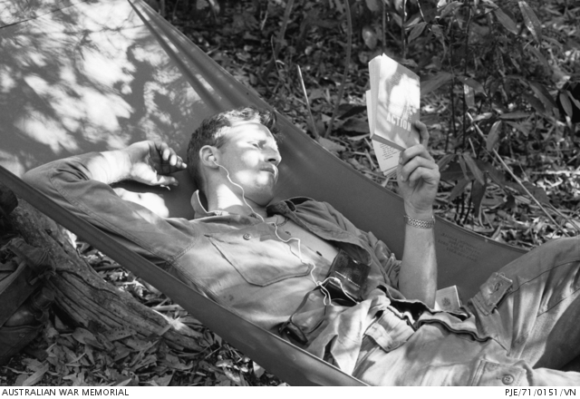 11. března 1971 - Provincie Phuoc Tuy, Jižní Vietnam. Desátník Stewart Purdie z Mackay, Qld z 2RAR / NZ (ANZAC), si užívá pauzu od běžných povinností. Australian War Memorial Archive