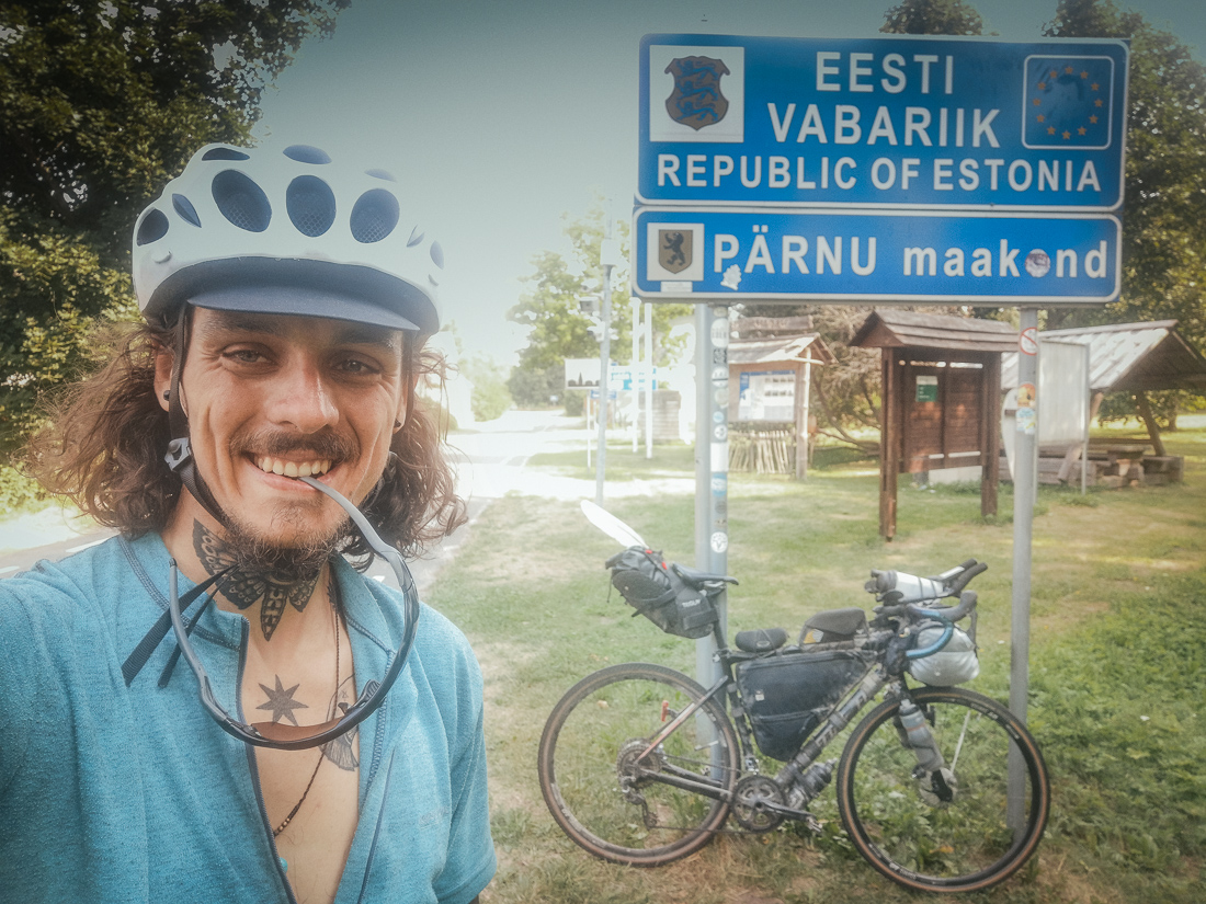 On my way back home I cross the border between Lithuania and Estonia.